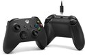 Zwarte Xbox controller van voren en van achteren, met USB-C kabel.