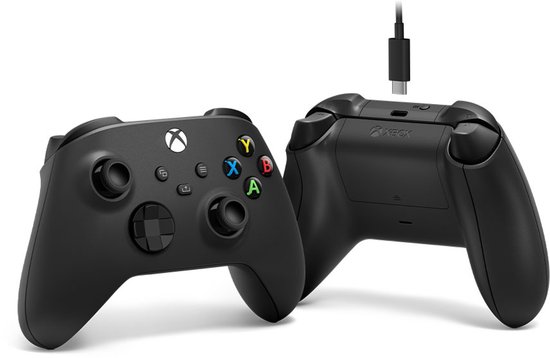 Zwarte Xbox controller van voren en van achteren, met USB-C kabel.