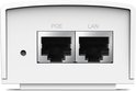 Witte TP-Link voedingsadapter met POE en LAN ethernetpoorten en een klein gaatje.