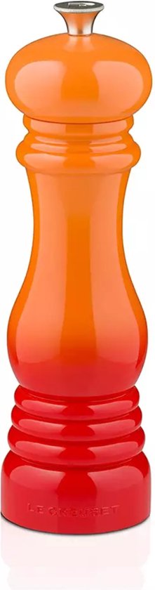 Le Creuset pepermolen in oranjerood met zilveren knop en Le Creuset logo.