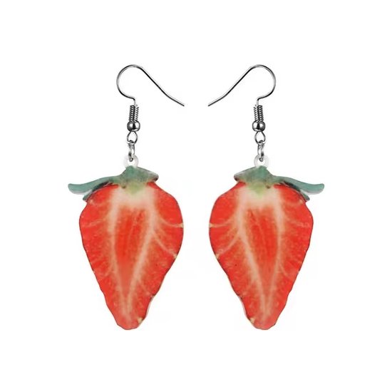 Boucles d'oreilles en forme de fraises coupées en deux avec des tiges vertes.