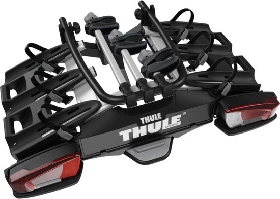 Zwarte Thule VeloCompact fietsendrager met achterlichten, voor 3 fietsen.