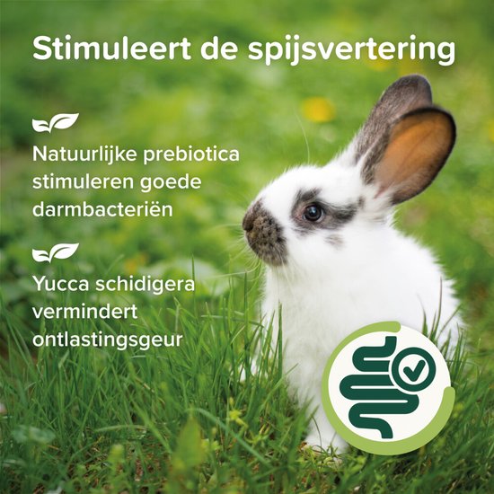 Witte konijn met zwarte vlekken in gras. Tekst over prebiotica en yucca.