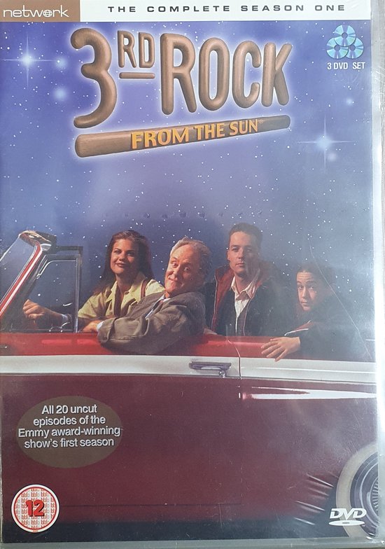 De cast van 3rd Rock From The Sun zit in een rode cabriolet. De serie is een 3 DVD set van seizoen 1.
