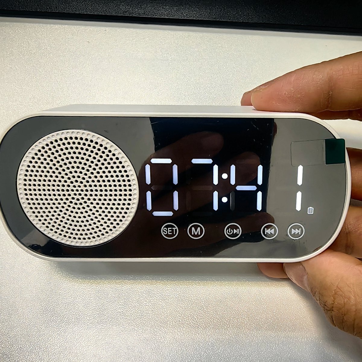 Mini Spiegel Digitale Wekker met FM Radio Oplaadbare Draadloze Klok met 2 Alarmen Luidspreker en Subwoofer LED Klok voor Bureau en Slaapkamer Alarmklok Desktop Decoratie