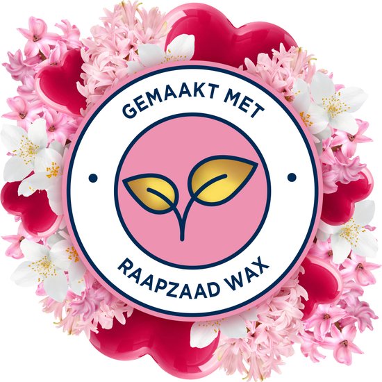 Gemaakt met raapzaadwax, omringd door roze bloemen, witte jasmijn en rode hartjes.