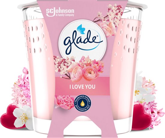 Glade geurkaars 'I Love You' in glas met roze vloeistof, omringd door bloemen en hartjes.