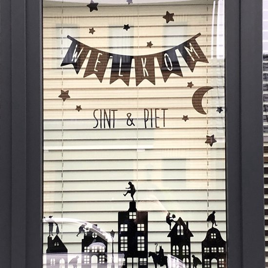 Zwarte Sinterklaas raamstickers met 'Welkom Sint & Piet' banner, huizen, maan, sterren en Pieten op daken.