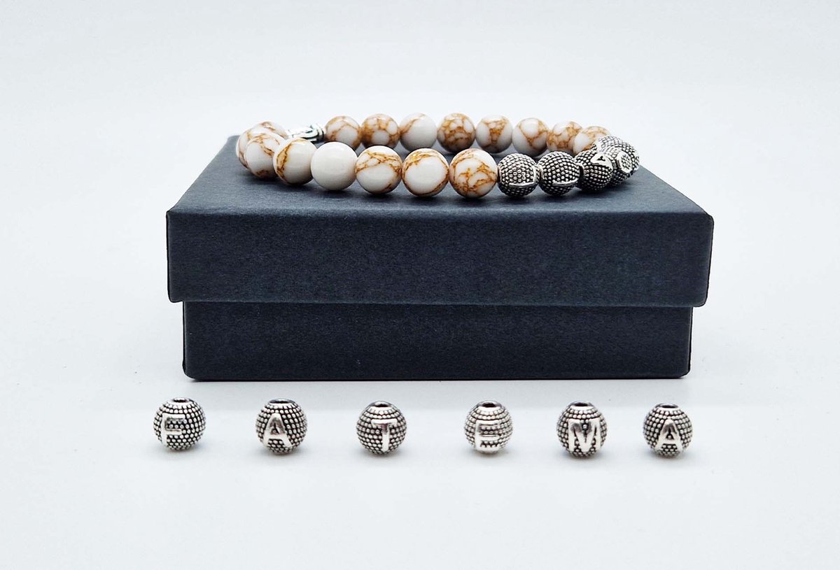 Handgemaakte Natuurstenen armband met metaal naam "Wit howliet gesponnen goud" - Met je naam of de naam van uw geliefde- 8 mm diameter van de korrel- Diameter armband 20 cm - Een mooi cadeau voor familie en vrienden