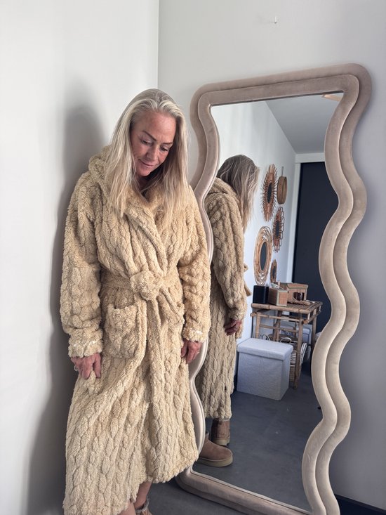 Lange beige badjas met capuchon van zacht fleece, spiegelbeeld.
