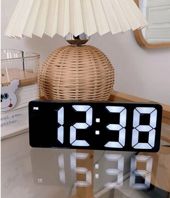 Caliber Wekker met USB-poort - Digitale Wekker - Digitale Alarmklok - USB-oplader - Dimbaar LED-display - Wit/Meerkleurig - 140 x 100 x 75 mm