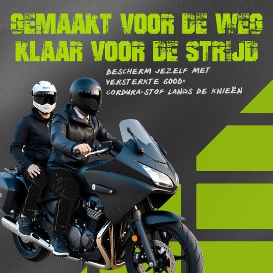 Twee personen op een motor, gekleed in zwarte motorkleding met bescherming.