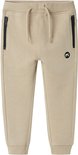 Beige joggingbroek met een trekkoord en een zwart logo.