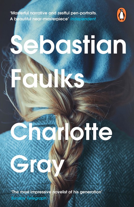 Couverture du livre Charlotte Gray de Sebastian Faulks, avec une femme portant un béret et un manteau bleus, ses cheveux blonds tressés.