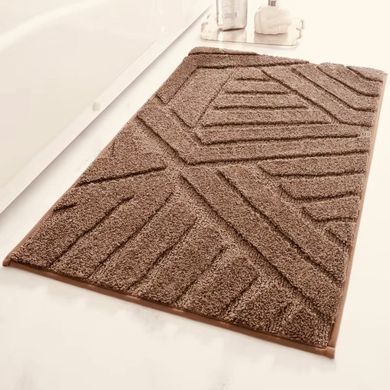 Bruine badmat met geometrisch lijnenpatroon, bij een bad.