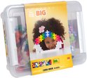 Plus-Plus BIG opbergbox, open met een berg gekleurde bouwstenen en een voorbeeld van een regenboog op de deksel.