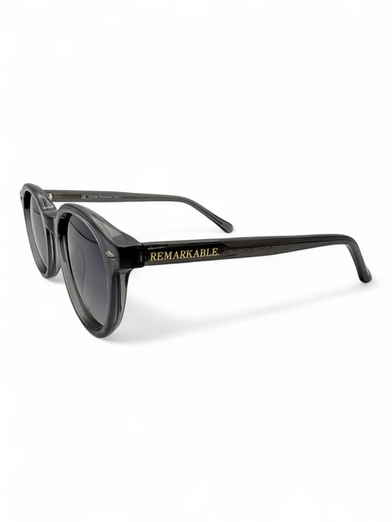 The Brand Remarkable - Zonnebril Unisex - Zonnebril Dames - Zonnebril Heren - Ronde Zonnebril - Grijs / Zwart - UV400 - Luxe, Duurzame & Trendy Zonnebril - Designer Zonnebril - Mode Zonnebril 2025 - Inclusief Beschermhoes - Polariserend Look van The Brand Remarkable — afbeelding 2