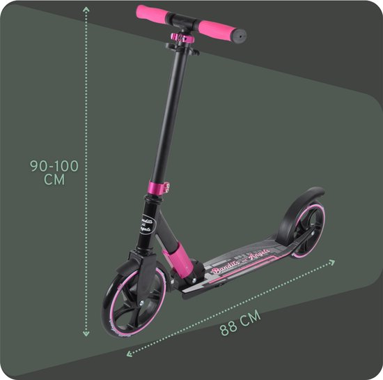Zwarte step met roze accenten, grote wielen en verstelbaar stuur. Afmetingen 90-100 cm hoog.