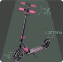 Zwarte step met roze handvatten en accenten, 90-100 cm hoog, wiel diameter 20,5 cm.