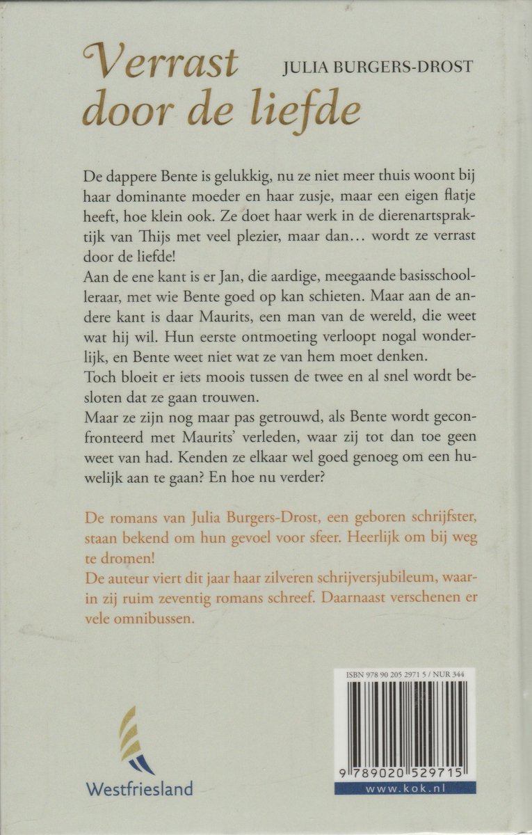 Boek "Verrast door de liefde" van Julia Burgers-Drost. Geelbruine kaft met tekst en een gestileerd logo.