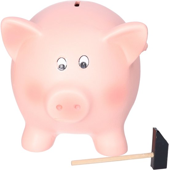 Tirelire rose pâle avec yeux et nez imprimés, un petit marteau à côté.