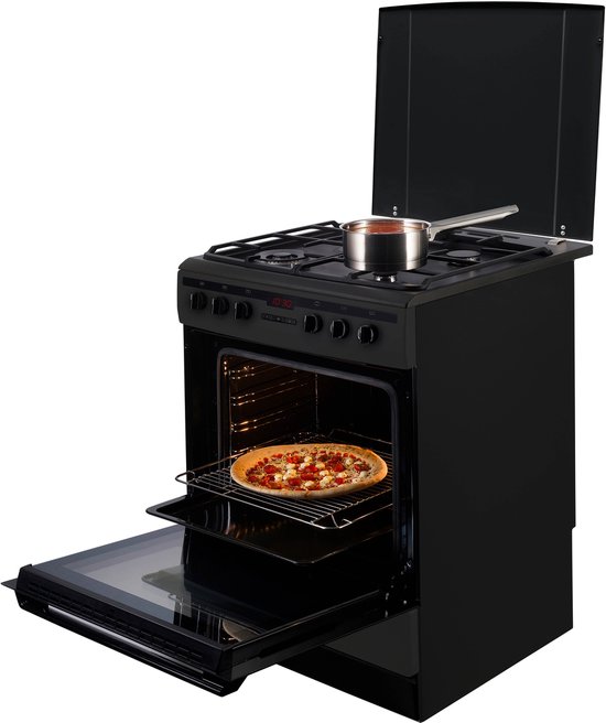 Zwart gasfornuis met open oven met pizza erin en pan op kookplaat.