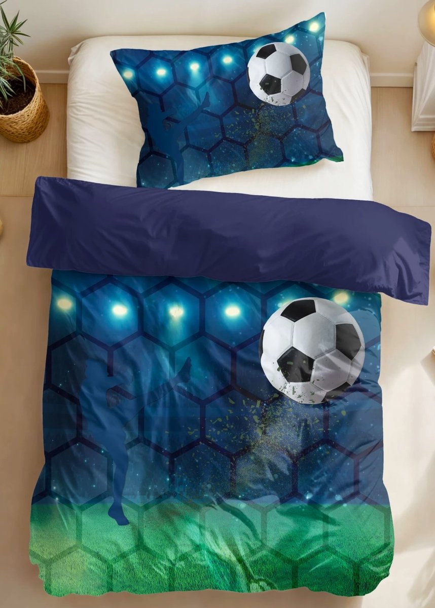 Sleeptime 1-persoons jongens dekbedovertrek (dekbed hoes) donkerblauw met voetballer die voetbal / bal schiet in voetbalstadion eenpersoons 140 x 220 cm (football / soccer kinderslaapkamer, Sint & Kerst cadeau!)
