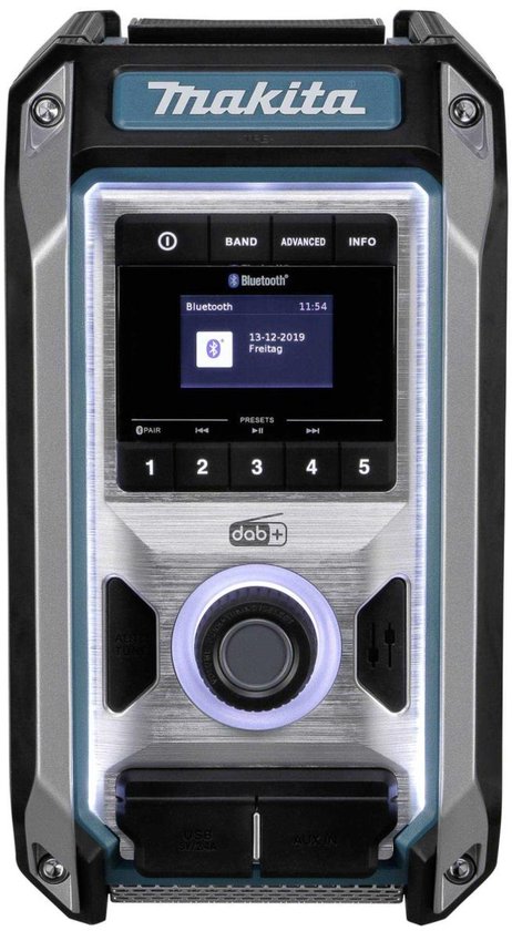 Detail van Makita radio met display, draaiknop met paarse verlichting, knoppen en USB/AUX ingangen.