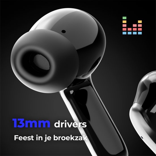 Close-up van zwarte draadloze oordopjes met 13 mm drivers en een equalizer-icoon.