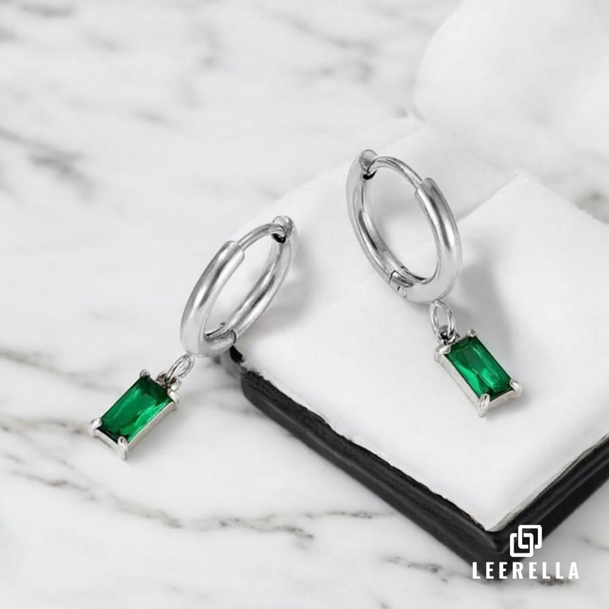 Leerella Luxe Oorringen Zilverkleurig van Roestvrij Staal met Sprankelende Groen Zirkonia – Tijdloze Klasse met een Moderne Twist