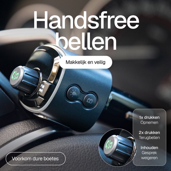 Gedetailleerde weergave van een zwarte Wegman Bluetooth FM-zender met draaiknop en LED-verlichting, geplaatst in een auto.