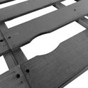 Detail van een uitsparing in de latten van het grijze houten deksel van de containerberging.