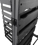 Detail van de scharnieren op een grijze houten containerombouw met lattenstructuur.
