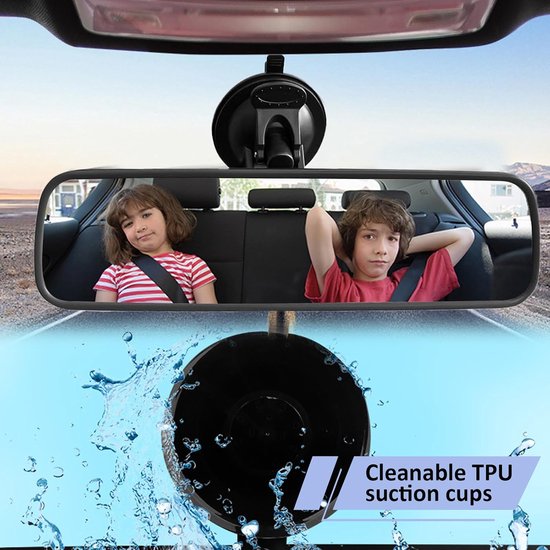 Zicht door autospiegel met twee kinderen erin. Zwarte zuignap met water spetters. Reinigbare TPU zuignappen.