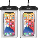 Twee witte waterdichte telefoonhoesjes van Earkings met een telefoon erin.