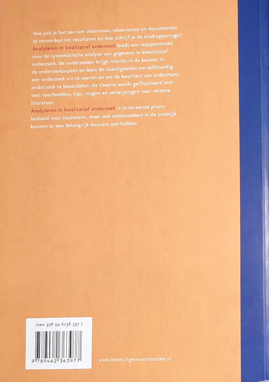 Achterkant van een boek met oranje omslag en witte tekst. Bevat ISBN-streepjescode en titel.