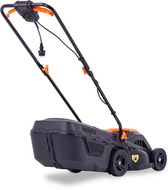 Zwarte FUXTEC grasmaaier met oranje stuur en wielen, van achteren gezien.