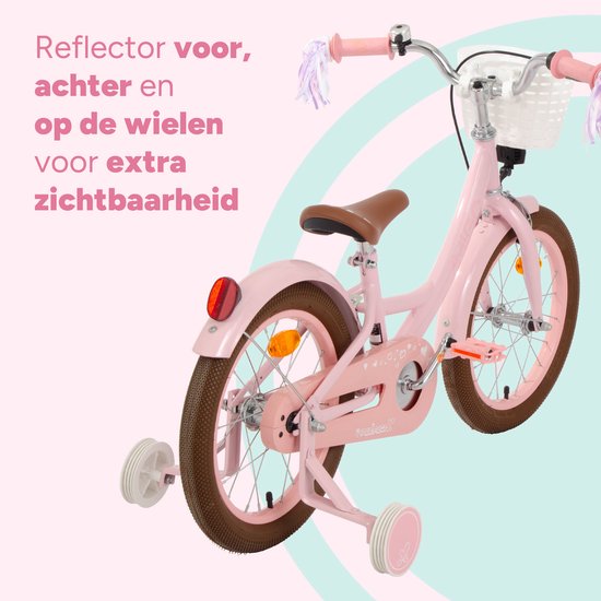 Roze kinderfiets met mandje, strikjes, zijwieltjes en reflectoren.