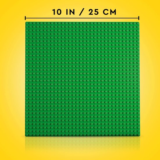 Groene LEGO bouwplaat, 10 inch / 25 cm, 10x10 noppen, op gele achtergrond.