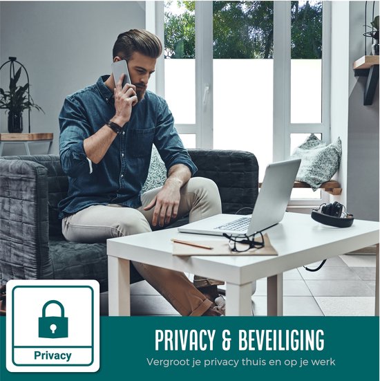 Man in blauw hemd aan telefoon met laptop, met privacy-icoon.