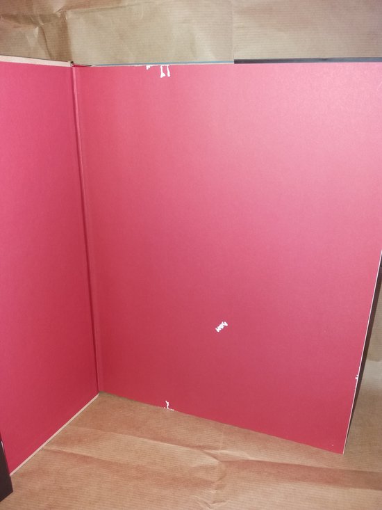 Binnenkant van een boek met een rode omslag.
