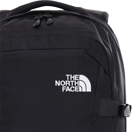 Detail van de zwarte rugzak met het witte logo 'The North Face' op de voorkant.