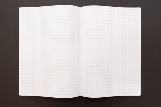 Open geruit schrift met witte pagina's op een zwarte achtergrond.