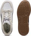 Binnenzijde en zool van een witte Puma sneaker met beige suède, zwarte Formstrip en bruine loopzool.
