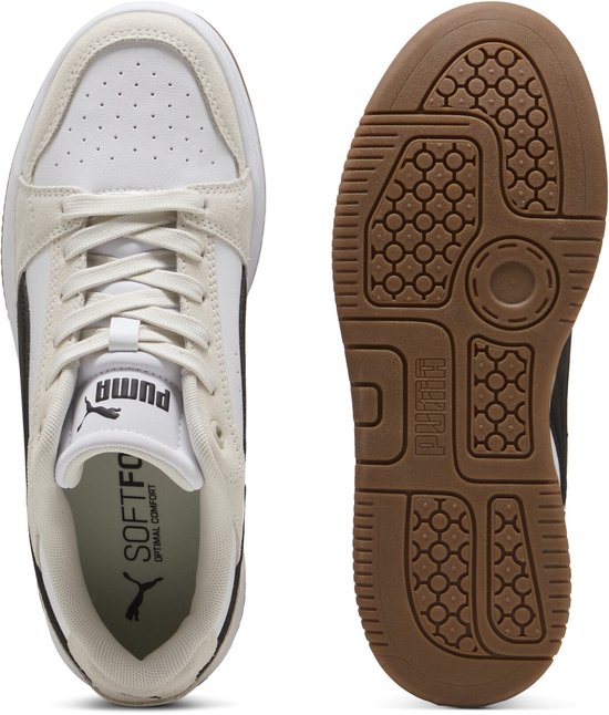Binnenzijde en zool van een witte Puma sneaker met beige suède, zwarte Formstrip en bruine loopzool.