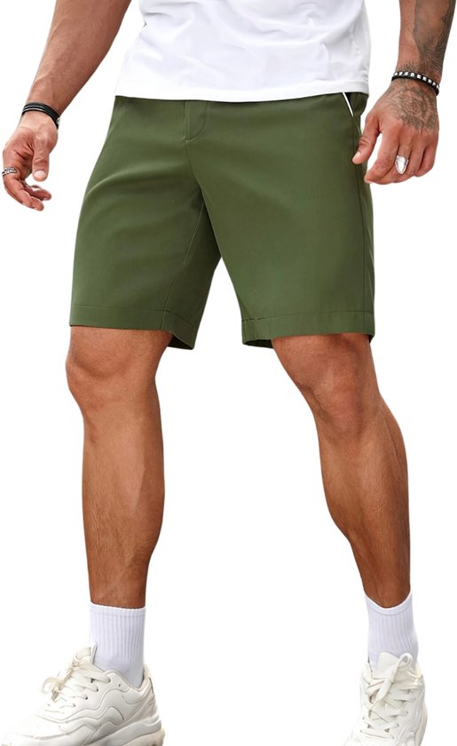Herenbroek in het groen met witte biezen bij de zakken.