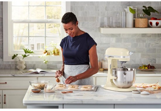 KitchenAid Artisan Standmixer met in Hoogte Verstelbare Kom - Krachtig, stil, 11 snelheden, roestvrijstalen accessoires en capaciteit van 6,6L - Amandelwit van KitchenAid — afbeelding 3