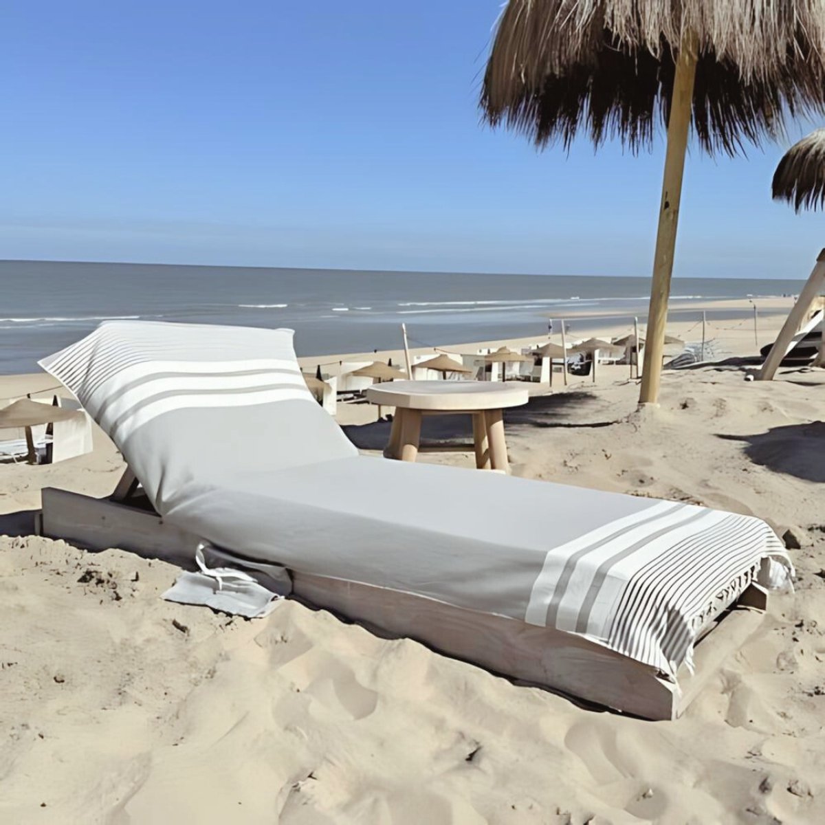 hipps Loungie Travel beachbedcover taupe – strandlaken voor ligbed – lichtgewicht hamamdoek – met omslag en afsluitbaar zijvak – 210x90 cm – sneldrogend katoen