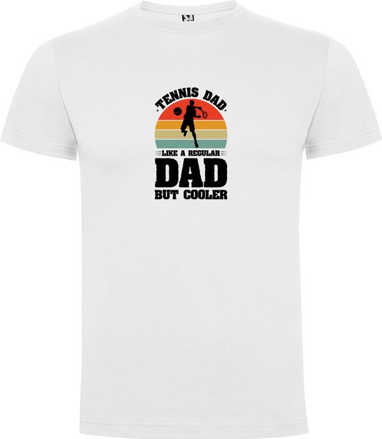Wit T-Shirt met Kleurrijke print “ Tennis Dad is like a regular Dad but Cooler – Tennis vaders zijn Cooler – Sport – Tennis “ Print Full Color Maat 4XL