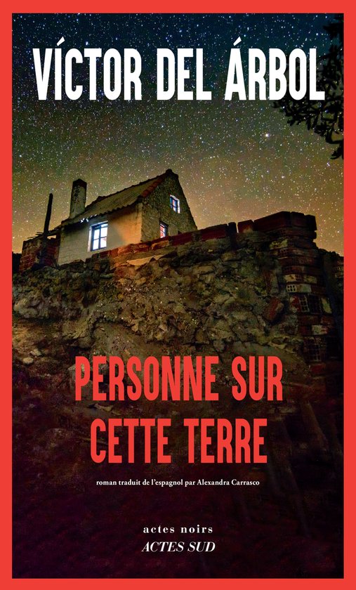 Boekomslag: "Personne sur cette terre" van Víctor Del Árbol, met een huisje op een heuvel onder de sterrenhemel.
